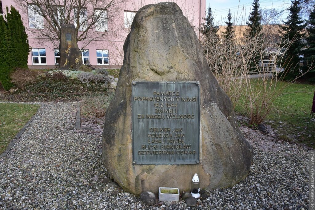 Pomnik przed czeską szkołą w Nawsiu poświęcony pięciu straconym podczas 2 wojny światowej
