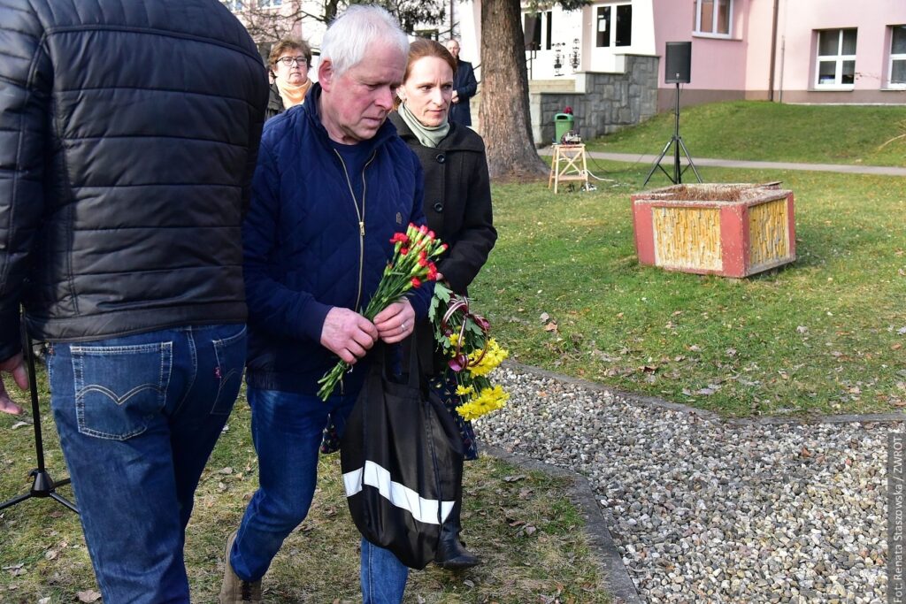 Jan Warcop, syn siostry zamordowanego Jana Holeksy składa kwiaty pod pomnikiem.