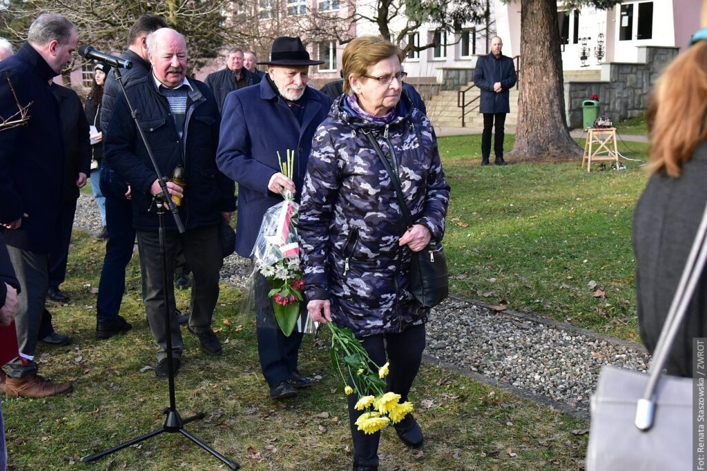 Goście składają kwiaty pod pomnikiem ofiar 2 wojny światowej w Nawsiu.
