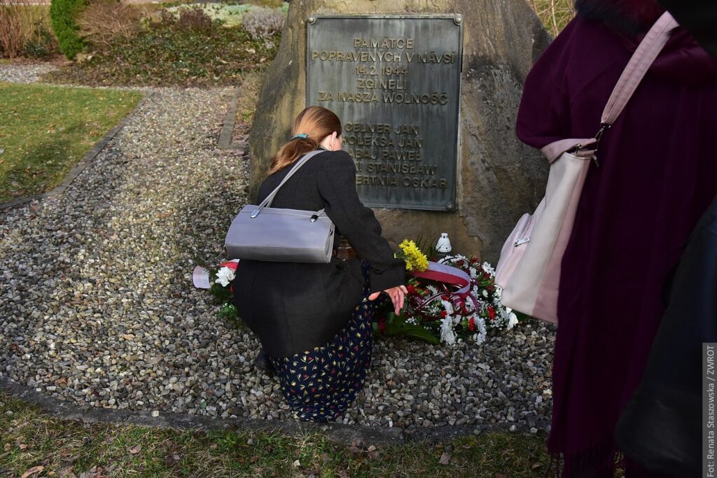 Simona Solovská składa kwiaty pod pomnikiem ofiar II wojny światowej w Nawsiu.