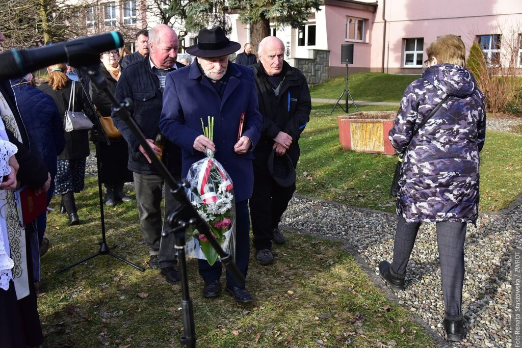 Stanisław Gawlik składa kwiaty pod pomnikiem