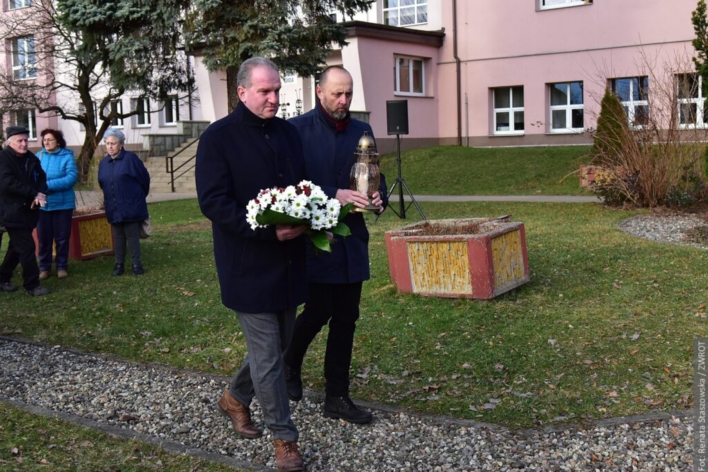 Libor Herman, wicewójt gminy Nawsie oraz Jarosław Madzia składają kwiaty pod pomnikiem ofiar 2 wojny światowej w Nawsiu.