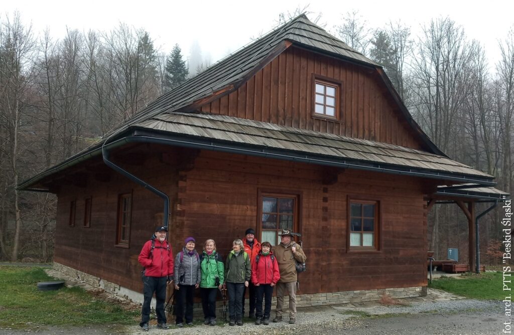 Turyści zrzeszeni w Polskim Towarzystwie Turystyczno-Sportowym "Beskid Śląski" w Republice Czeskiej na szlaku wycieczki w ramach powitania wiosny