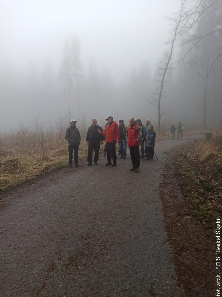 Turyści zrzeszeni w Polskim Towarzystwie Turystyczno-Sportowym "Beskid Śląski" w Republice Czeskiej na szlaku wycieczki w ramach powitania wiosny