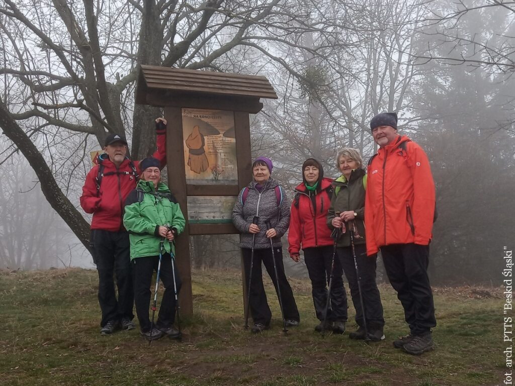 Turyści zrzeszeni w Polskim Towarzystwie Turystyczno-Sportowym "Beskid Śląski" w Republice Czeskiej na szlaku wycieczki w ramach powitania wiosny