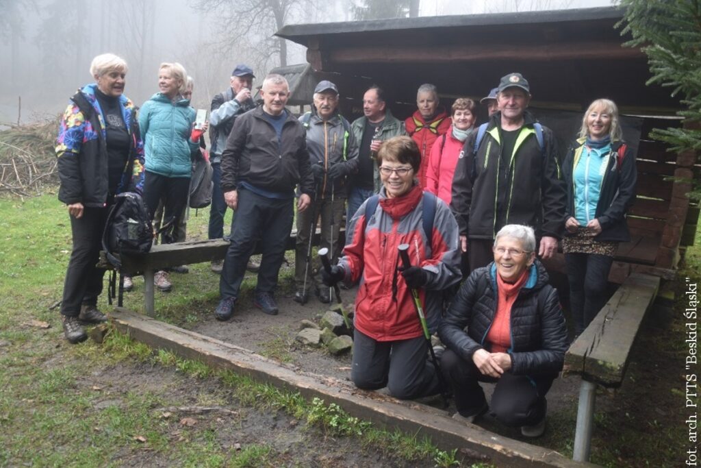 Turyści zrzeszeni w Polskim Towarzystwie Turystyczno-Sportowym "Beskid Śląski" w Republice Czeskiej na szlaku wycieczki w ramach powitania wiosny