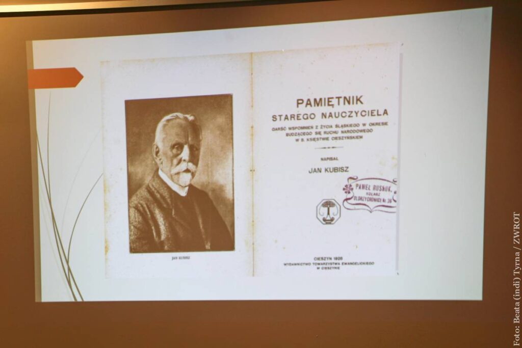 Podczas prelekcji Jana Raclavská przedstawiła m.in. unikatowy egzemplarz "Pamiętnika starego nauczyciela"