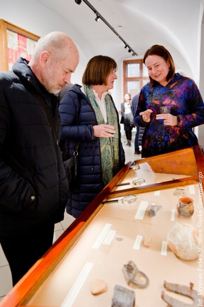 Irena Prengel-Adamczy i Zofia Jagosz-Zarzycka przy nabytkach Działu Archeologii i Przyrody. 