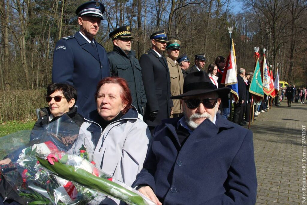 Uroczystości wspomnieniowe zorganizowano Pod Wałką dokładnie w 82 rocznicę egzekucji. Nie mogło na nich zabraknąć delegacji z Zaolzia. Na zdjęciu Helena Legowicz - prezes ZG PZKO pomiędzy  państwem Gawlik