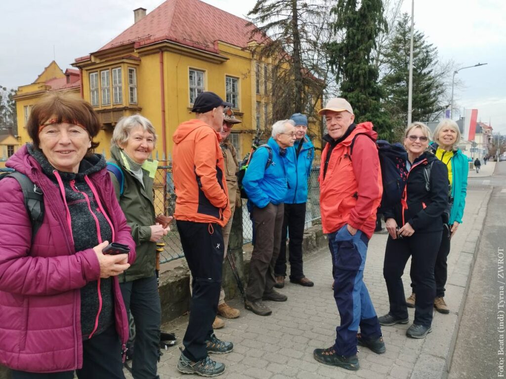 "Beskidziocy" wyprawę do źródeł Wisły rozpoczęli na przystanku autobusowym w Cieszynie, tuż za Mostem Wolności