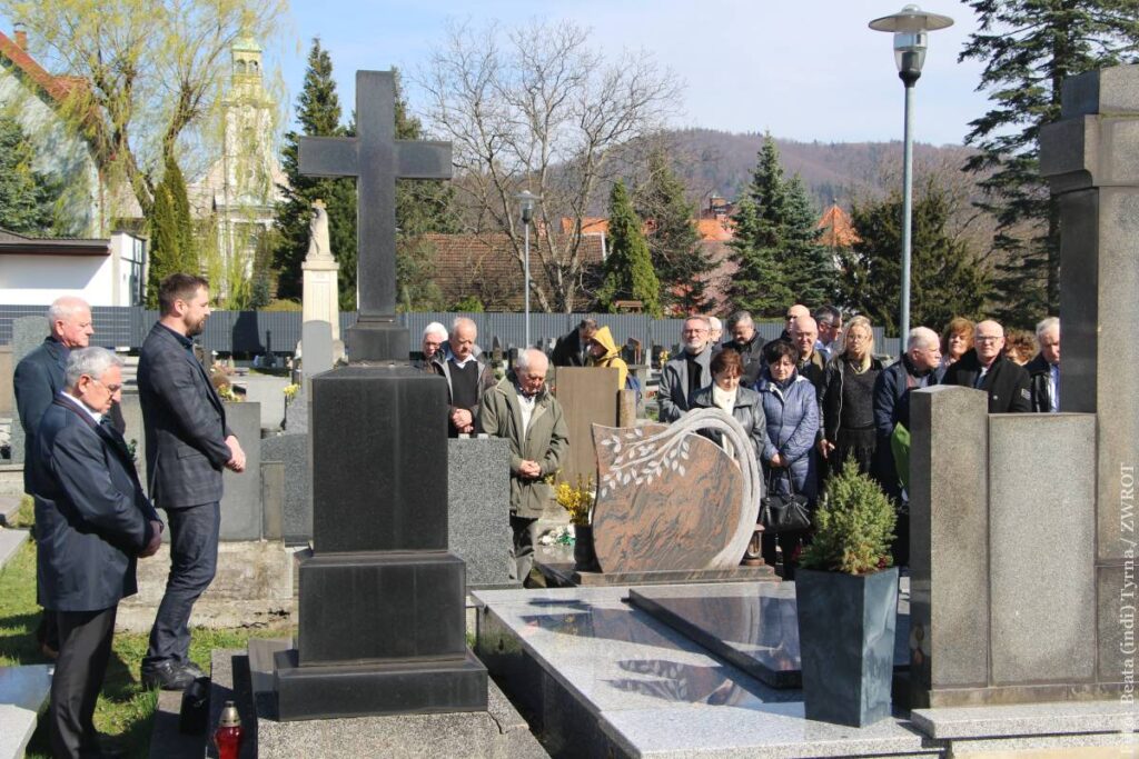 Po zakończeniu konferencji jej uczestnicy udali się na pobliski cmentarz, by złożyć kwiaty na grobie Karola Michejdy.