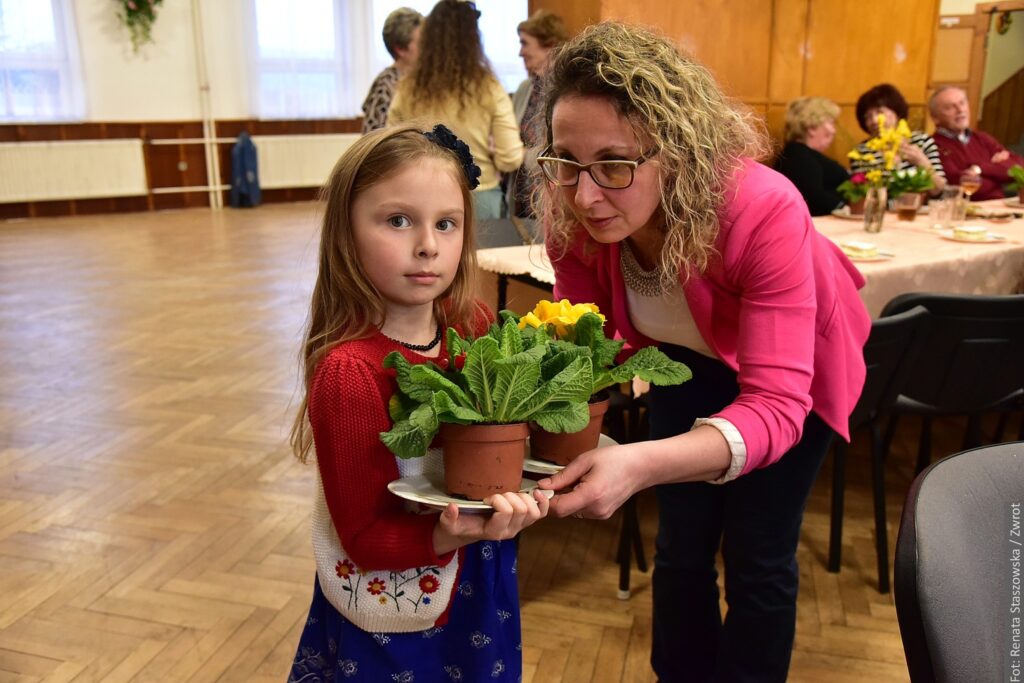 Obchody Międzynarodowego Dnia Kobiet w Milikowie. Każda kobieta otrzymała kwiatek