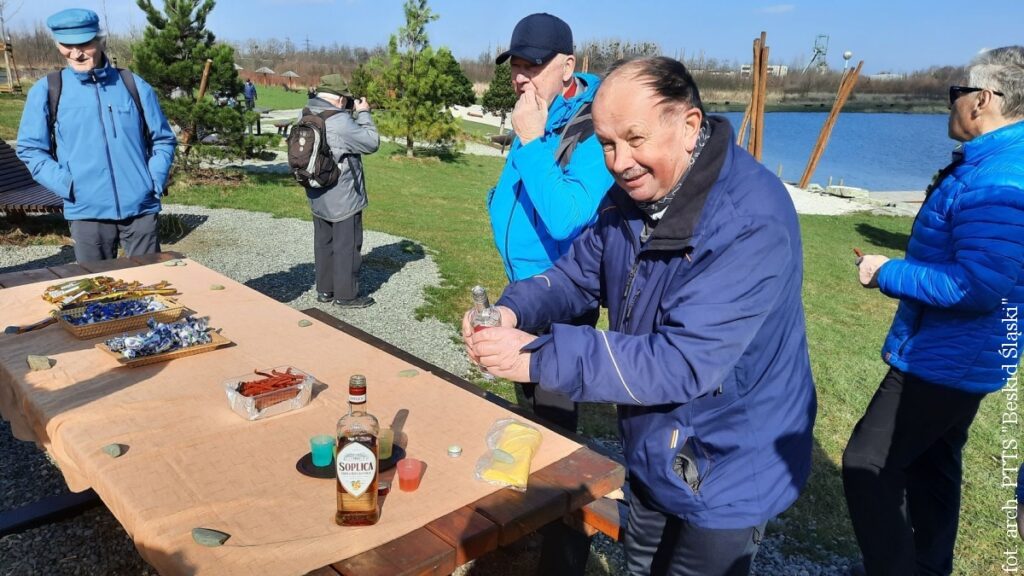 Józef Gurbiel dzień wcześniej miał urodziny. Nie mogło więc obyć się bez "sto lat" od pozostałych uczestników wycieczki oraz poczęstunku ze strony Gurbiela