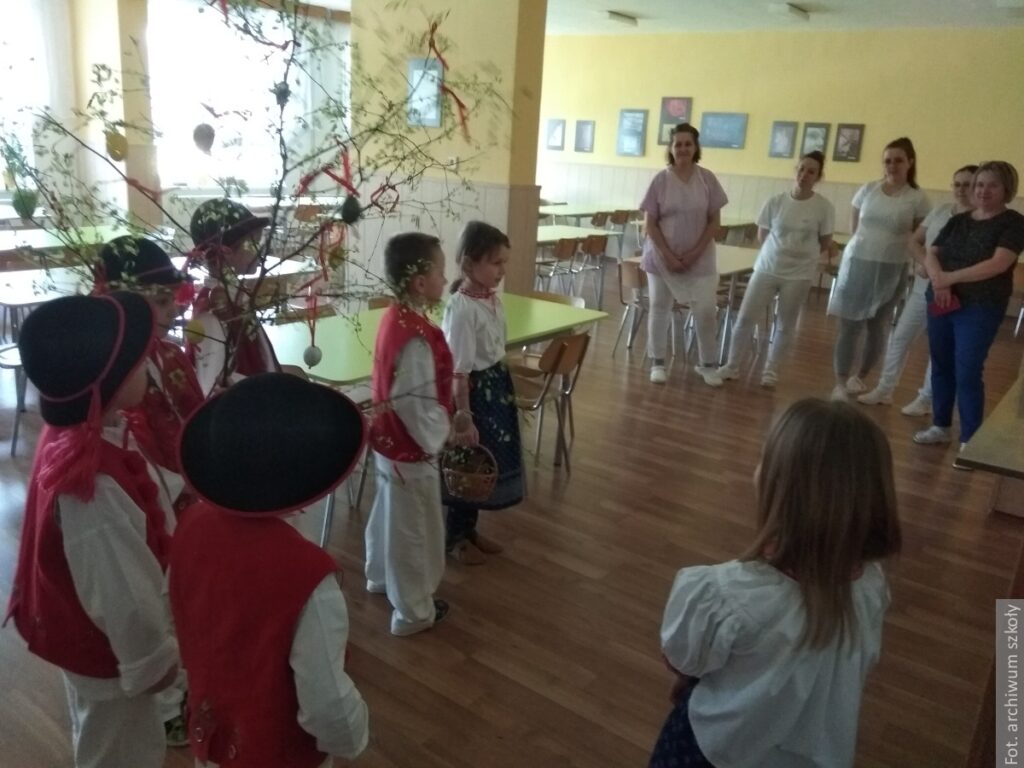 Dzieci ze Szkoły Podstawowej w Mostach koło Jabłonkowa chodziły z goiczkiem