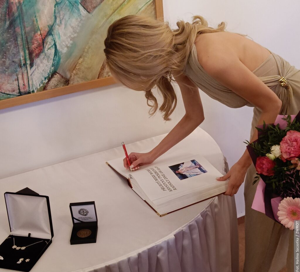 Miss świata Krystyna Pyszková wpisuje się do księgi pamiątkowej Trzyńca