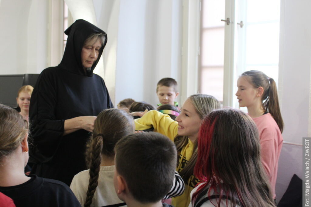 Bajkowe popołudnie w karwińskiej bibliotece. „Noc z Andersenem” zachwyciła małych czytelników