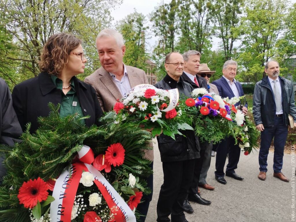 Kwiaty pod tablicami upamiętniającymi ofiary zbrodni katyńskiej złożył m.in. Mariusz Wałach - prezes Kongresu Polaków w RC