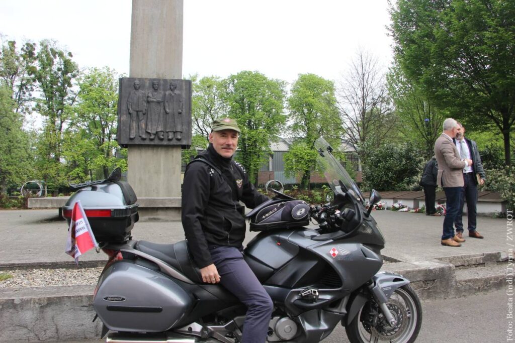 Mariusz Jaszczurowski przyjechał na uroczystości motocyklem z powiewającą na bagażniku flagą Rajdu Katyńskiego