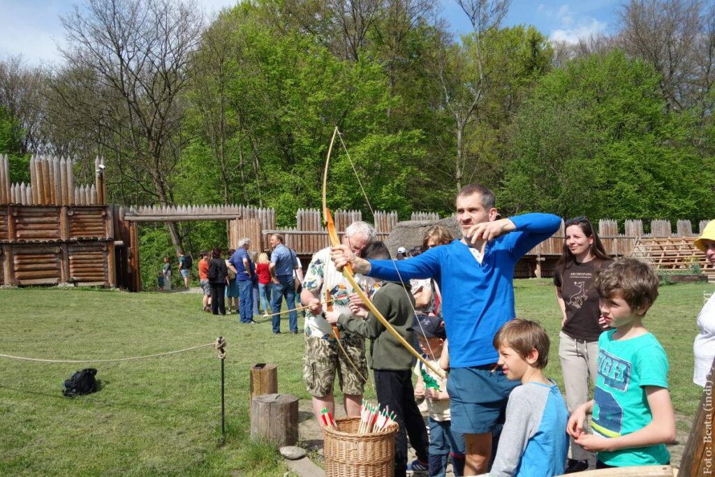 Chętni mogli także zwiedzić Park Archeologiczny a nawet spróbować postrzelać z łuku