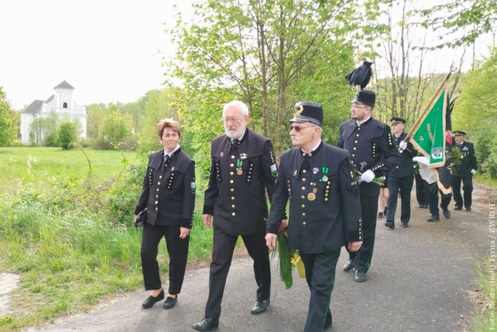 Otwierany przez stonawską orkiestrę górniczą orszak wyruszył spod  kościoła pw. św. Piotra z Alkantary w Karwinie