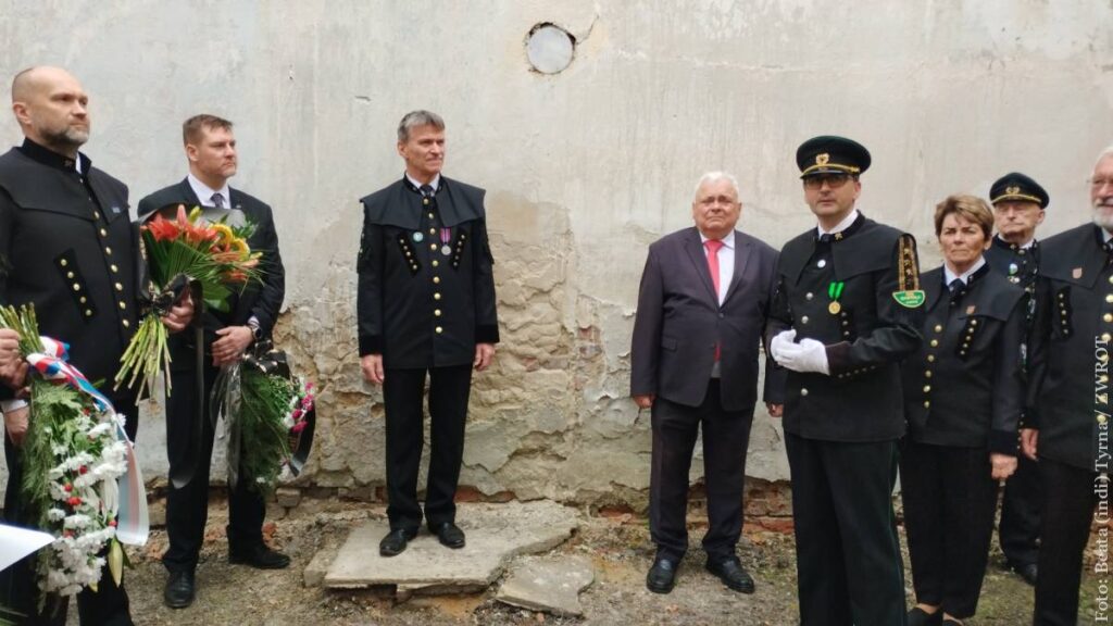 Uroczystości wspomnieniowe kontynuowano na cmentarzu ewangelickim w Karwinie-Meksyku, gdzie pochowane zostały trzy ofiary wypadku sprzed stu lat 