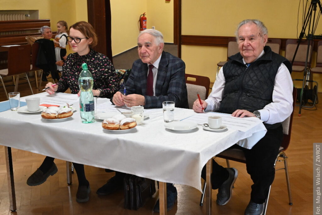 W jury zasiedli Prof. dr hab. Karol Daniel Kadłubiec, Prof. dr hab. Alojzy Suchanek oraz Prof. dr hab. Magdalena Szyndler