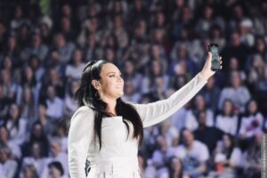 Szok dla fanów. Ewa Farna i Dua Lipa wystąpiły razem, śpiewając hit „Na ostří nože”