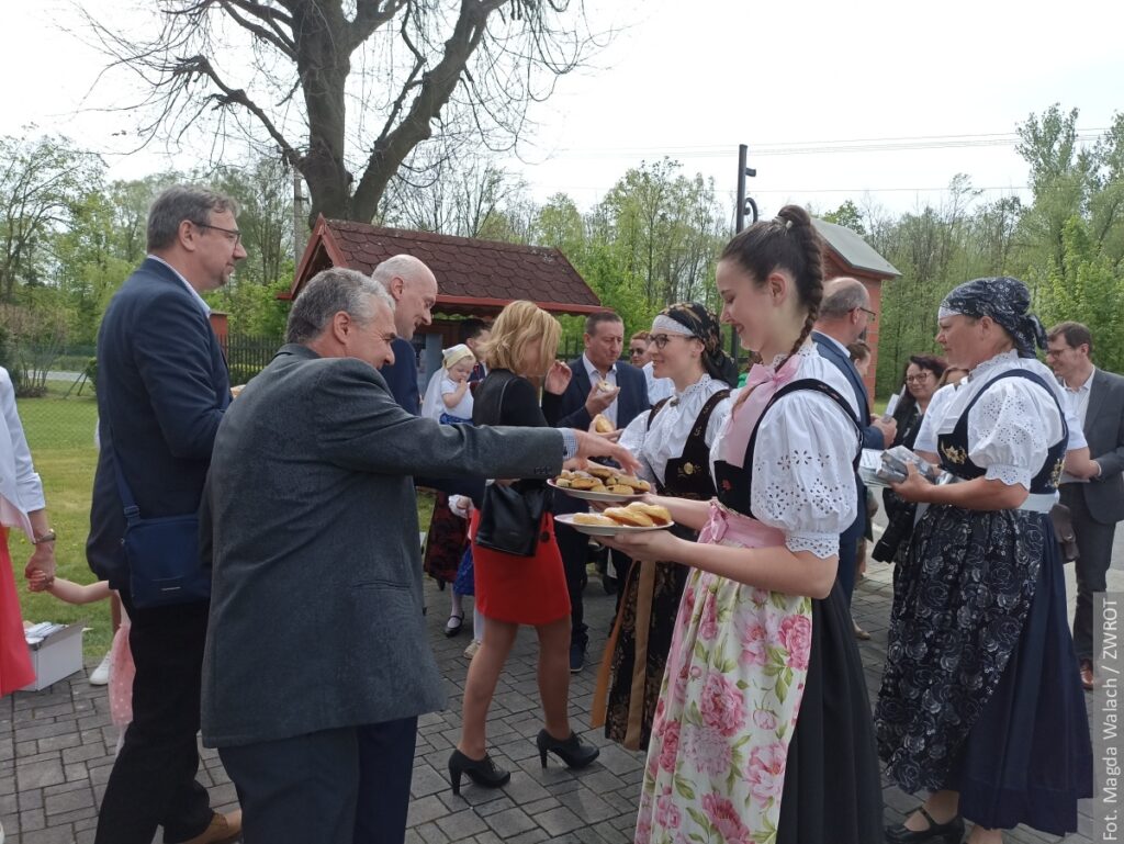 Po uroczystej mszy świętej obecni mogli się częstować kołaczami