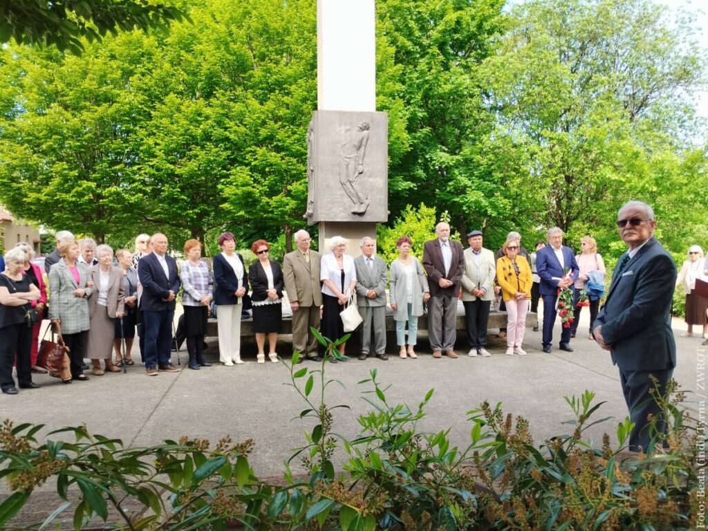 Członkowie stowarzyszenia Rodzina Katyńska w RC oraz goście spotkali się pod Tablicami Katyńskimi na Konteszyńcu