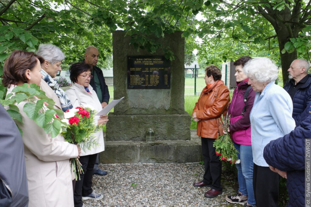 W Oldrzychowicach uczczono ofiary II wojny światowej. Złożono kwiaty pod pomnikiem