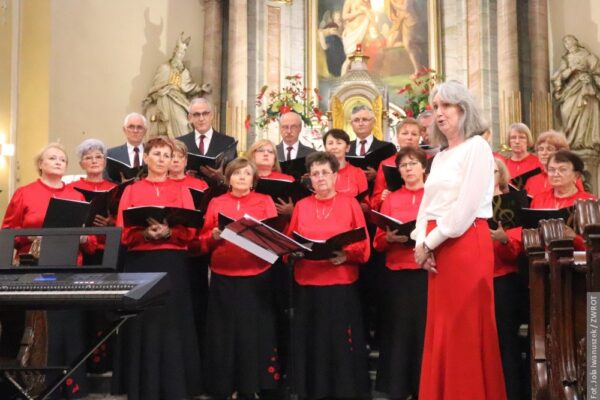 Wyjątkowy koncert w Lutyni Dolnej ku czci Jana Pawła II. Muzyka, poezja i wspomnienia w 10. rocznicę kanonizacji papieża