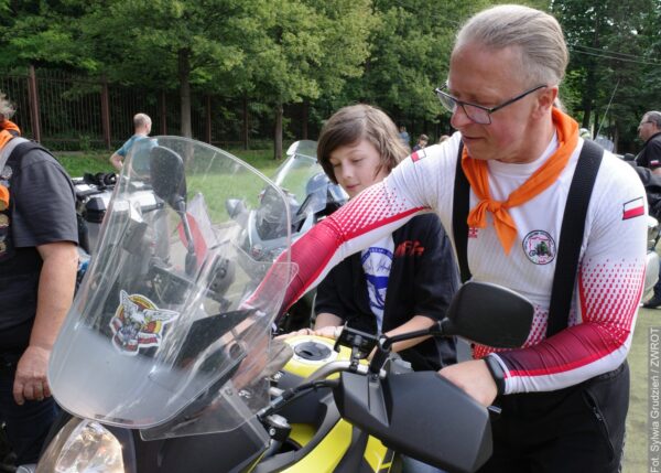 Motocykliści odwiedzili szkołę w Trzyńcu. Przyjechali z najdalszych miast Polski