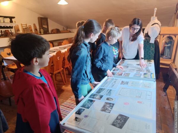 Dzieci z polskiej szkoły w Nieborach poznawały Samujara z Nieborów. Zbiór po Karolu Pawlicy można zobaczyć do połowy czerwca