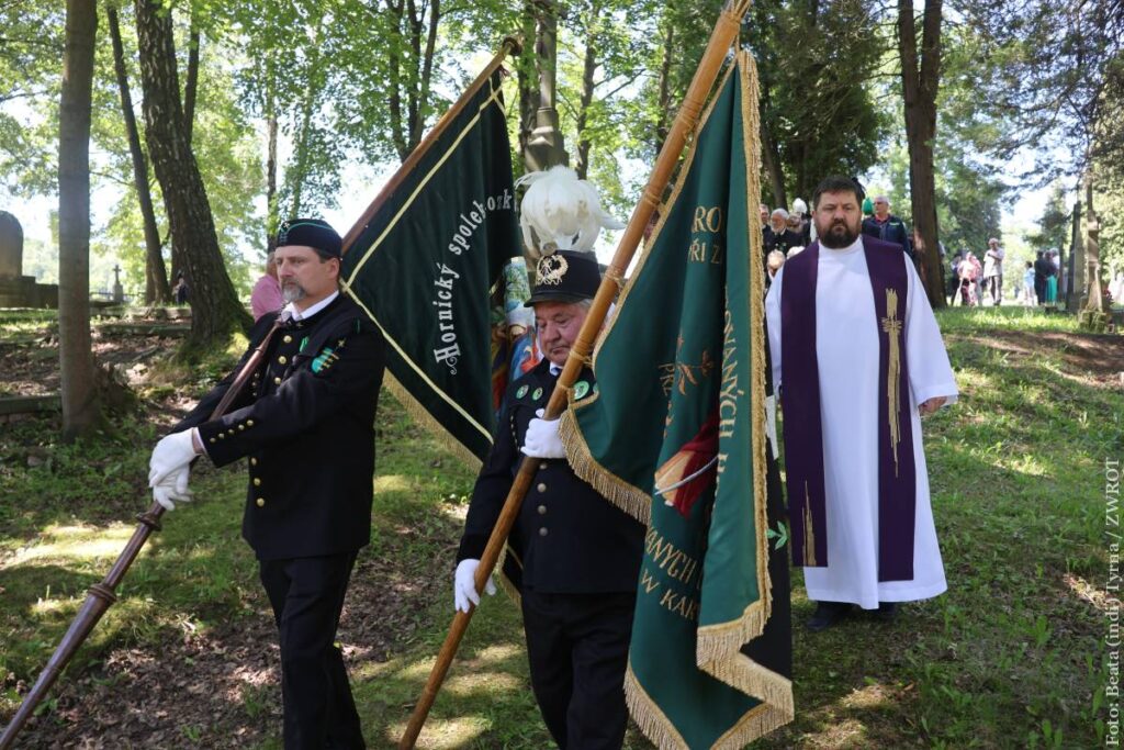 Na cmentarzu w Starej Karwinie odbyły się uroczystości upamiętniające ofiary największego górniczego wypadku w regionie, jaki wydarzył się w 1894 roku. Nie zabrakło umundurowanych górników ze sztandarami