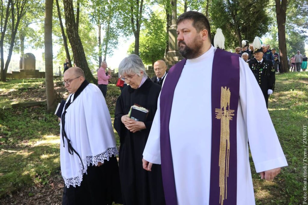 Na cmentarzu w Starej Karwinie odbyły się uroczystości upamiętniające ofiary największego górniczego wypadku w regionie, jaki wydarzył się w 1894 roku. Uroczystości były ekumeniczne. Odprawili je wspólnie David Kantor, proboszcz w Karwinie, Emil Macura, pastor śląskiego Kościoła Ewangelicko-Augsburskiego wyznania (SCEAV) w Karwinie oraz Niki Otisková, pastorka husycka