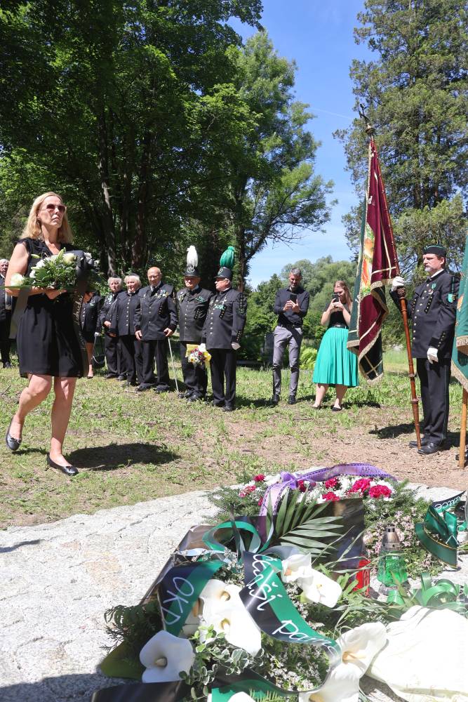 Na cmentarzu w Starej Karwinie odbyły się uroczystości upamiętniające ofiary największego górniczego wypadku w regionie, jaki wydarzył się w 1894 roku. Kwiatay składa Karin Lednicka - pisarka, fundatorka renowacji pomnika