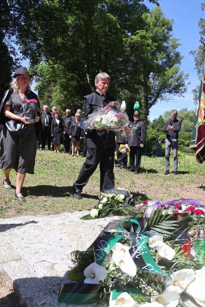 Na cmentarzu w Starej Karwinie odbyły się uroczystości upamiętniające ofiary największego górniczego wypadku w regionie, jaki wydarzył się w 1894 roku. Kwiaty składa Stanisław Kołek, przedstawiciel stowarzyszenia Olza Pro, MK PZKO Czeski Cieszyn-Sibica, emerytowany górnik