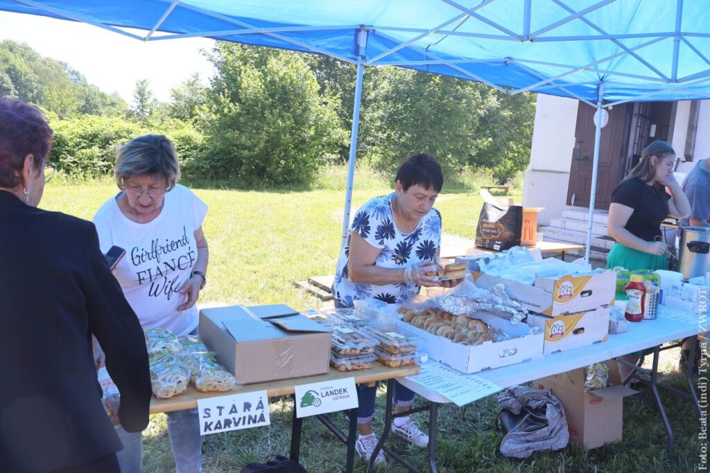 Po uroczystościach stowarzyszenie Stara Karwina przygotowało spotkanie przy kościele św. Piotra z Alkantary