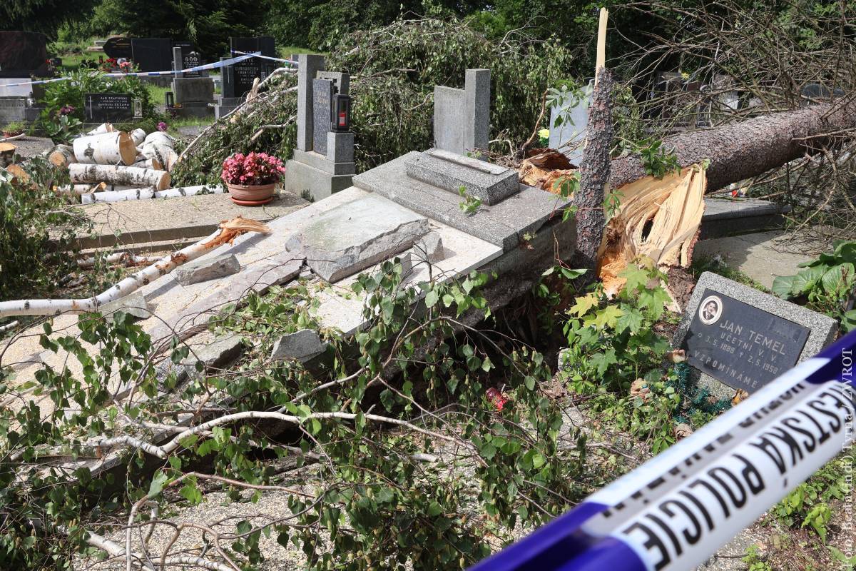W OBIEKTYWIE: Nawałnica wyrządziła olbrzymie szkody na cmentarzu w Czeskim Cieszynie