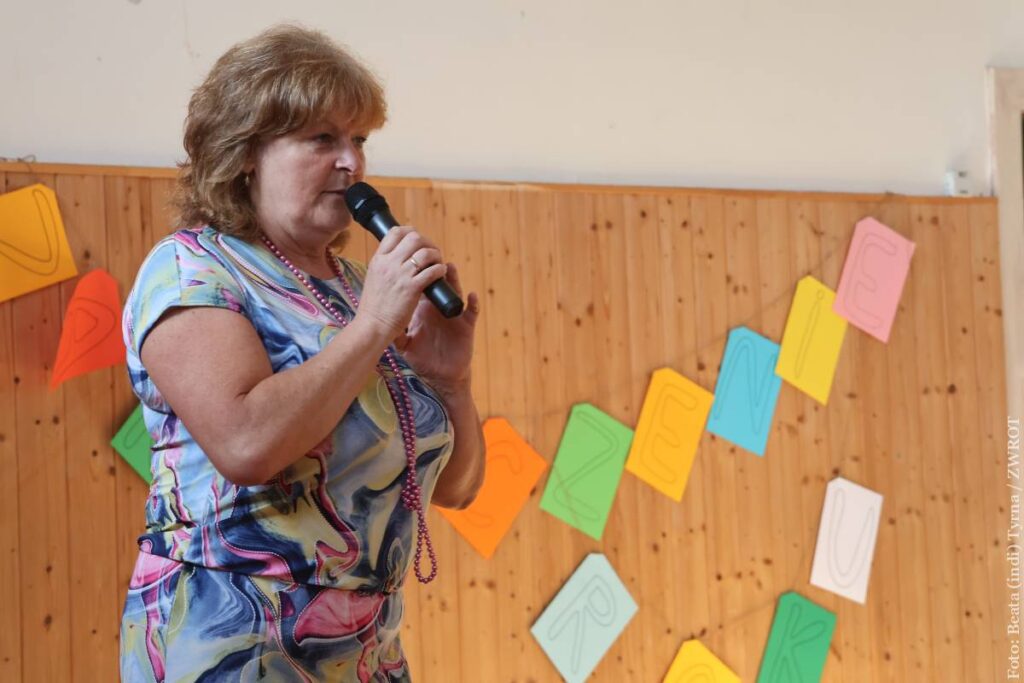 Barbara Smugała, dyrektor Polskiej Szkoły Podstawowej w Cierlicku pożegnała uczniów przed wakacyjną przerwą w nauce