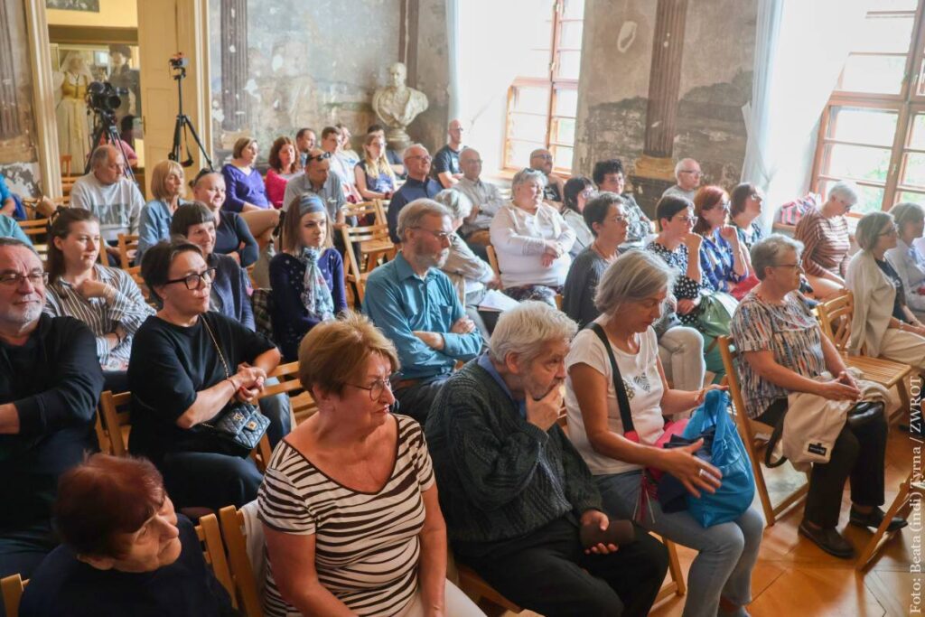 Zainteresowani tematem słuchacze szczelnie wypełnili Salę Rzymską w Muzeum Śląska Cieszyńskiego