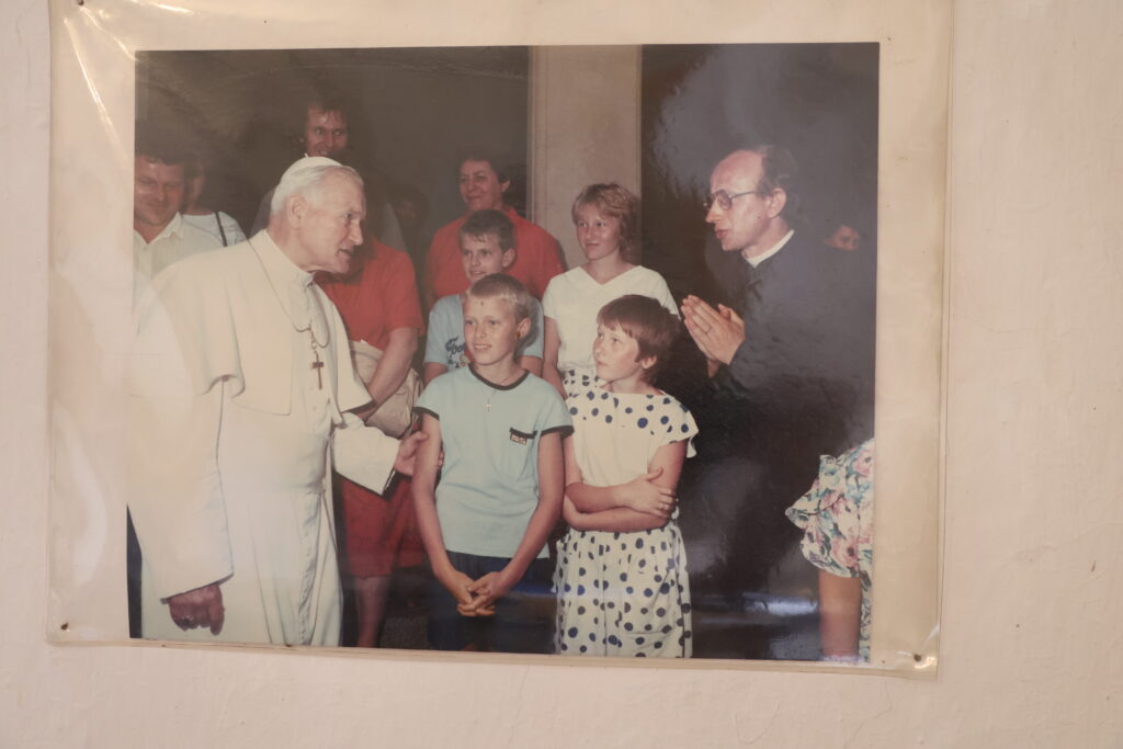 Ksiądz Rudolf Sikora na zdjęciu z Papieżem Janem Pawłem II