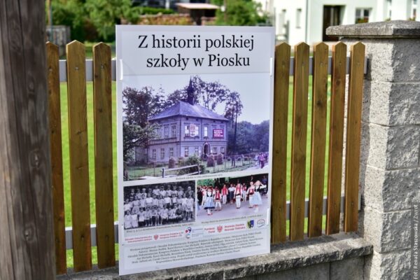 Wystawa poświęcona 150-leciu polskiego szkolnictwa w Piosku do obejrzenia w plenerze