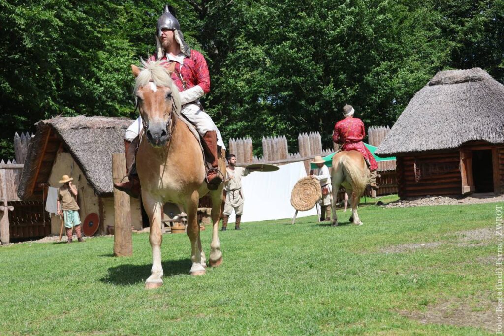 Bardzo widowiskowe były pokazy huzarów na koniach z Grupy szermierki historycznej i wojennej oraz żywej historii Goryničové