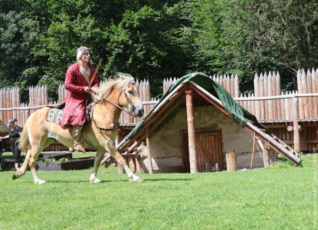 Bardzo widowiskowe były pokazy huzarów na koniach  z Grupy szermierki historycznej i wojennej oraz żywej historii Goryničové