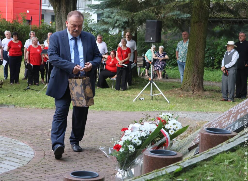 Stanisław Bogowski, konsul z Konsulatu Generalnego Rzeczpospolitej Polskiej w Ostrawie zapalił symboliczny znicz