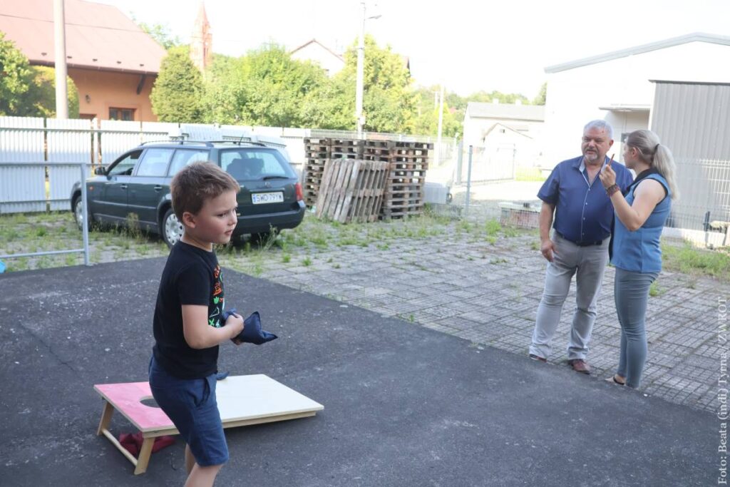 Na podwórzu zorganizowano zabawy dla najmłodszych