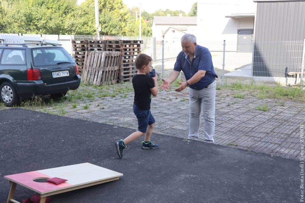 Na podwórzu zorganizowano zabawy dla najmłodszych