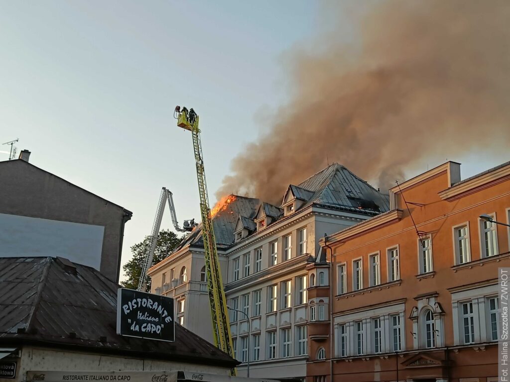 AKTUALIZACJA. Płonie dach Akademii Handlowej w Czeskim Cieszynie! Akcja gaśnicza potrwa najprawdopodobniej do rana [foto, wideo]