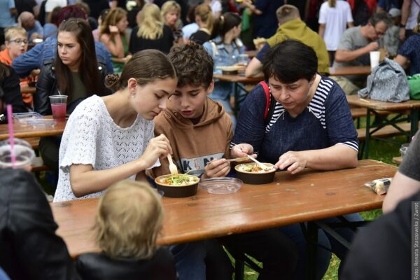 Smaki świata w Bystrzycy. Kulinarna uczta i piknik rodzinny podczas Restaurant Day